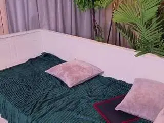 Milkyjulyg  live sex cam
