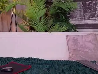 Milkyjulyg  live sex cam