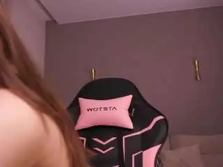 Cheekiiee-breekiiiee  live sex cam
