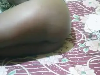 Squirtypussie  live sex cam