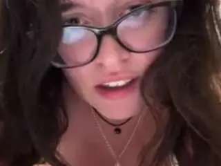 Lacyishiding  live sex cam