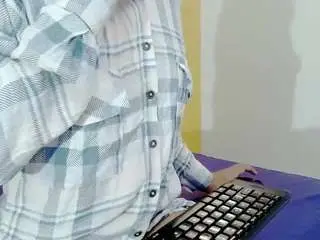 Skinnycaroline18  live sex cam