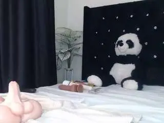 Dominantebony  live sex cam