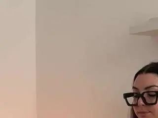 Sweetukcassie  live sex cam