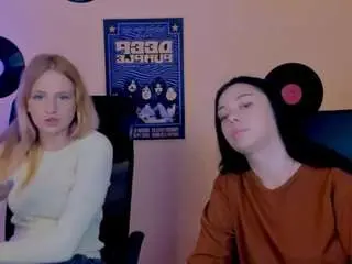 Laura-dark1  live sex cam