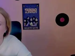 Laura-dark1  live sex cam