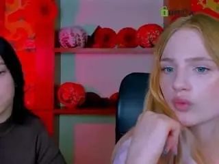 Laura-dark1  live sex cam