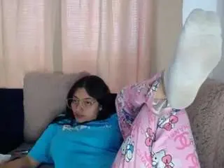 Lesliee22  live sex cam