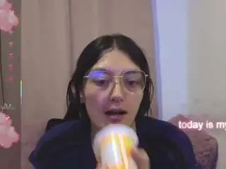 Lesliee22  live sex cam
