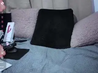 Lesliee22  live sex cam