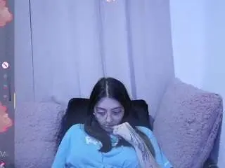 Lesliee22  live sex cam
