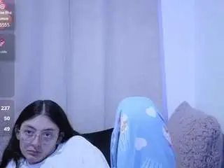 Lesliee22  live sex cam
