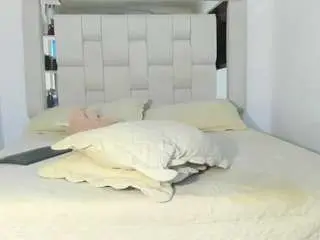 Naomy-rh  live sex cam