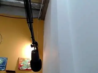 Skinnyverus18  live sex cam