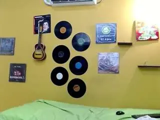 Skinnyverus18  live sex cam