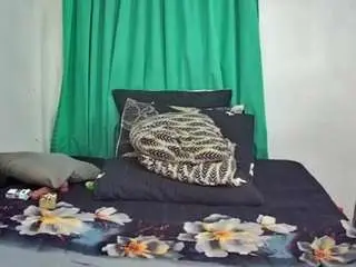Goldenpussyxoxo  live sex cam