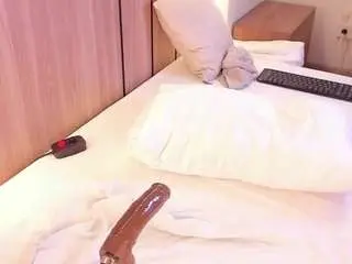 Cloe-25  live sex cam