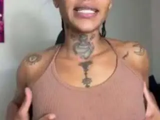 Iambaldheadbrittany  live sex cam