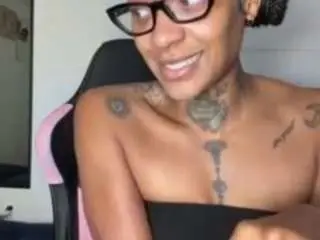 Iambaldheadbrittany  live sex cam