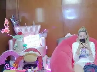 Skinnyteen  live sex cam