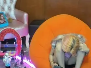 Skinnyteen  live sex cam