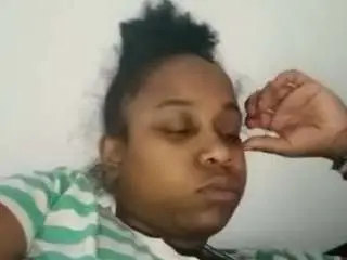 Queen-remy19  live sex cam