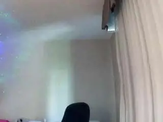 Queen-remy19  live sex cam