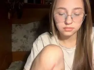 Robynwilhide  live sex cam