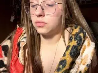 Robynwilhide  live sex cam