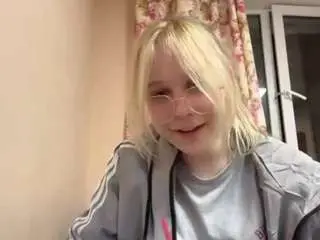 Alysestrawn  live sex cam