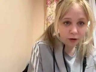 Alysestrawn  live sex cam