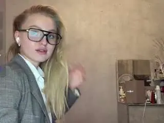 Wanitapetruzzi  live sex cam