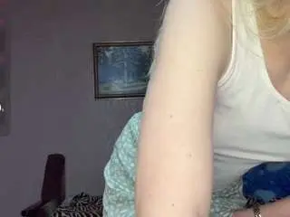 Wanitapetruzzi  live sex cam