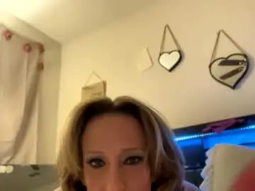 Myspecsquirt4u1on1  live sex cam