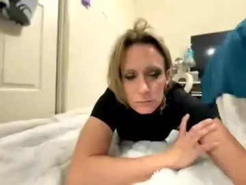 Myspecsquirt4u1on1  live sex cam