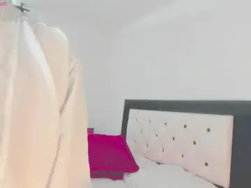 Carolinnefiotti  live sex cam