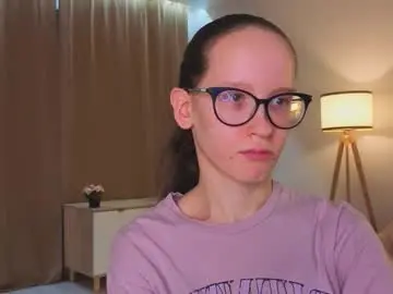 Lynettebails  live sex cam