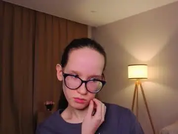 Lynettebails  live sex cam