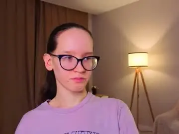 Lynettebails  live sex cam