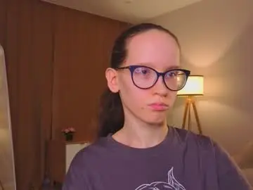 Lynettebails  live sex cam