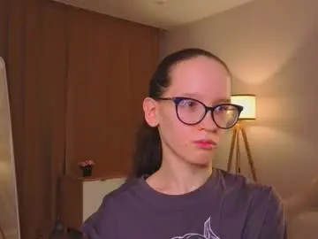 Lynettebails  live sex cam