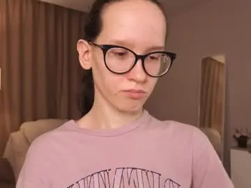 Lynettebails  live sex cam