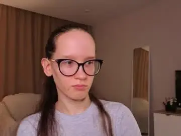 Lynettebails  live sex cam