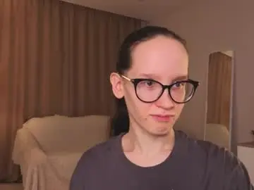 Lynettebails  live sex cam