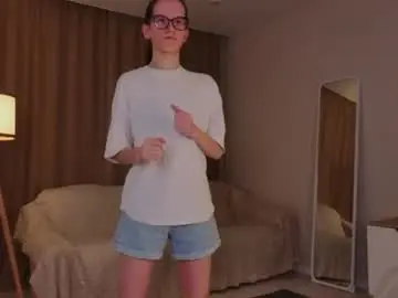 Lynettebails  live sex cam