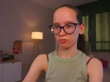 Lynettebails  live sex cam