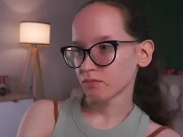 Lynettebails  live sex cam