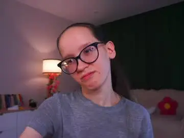 Lynettebails  live sex cam