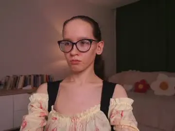 Lynettebails  live sex cam