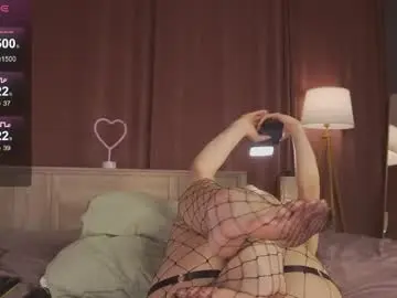 Drivethrukira  live sex cam